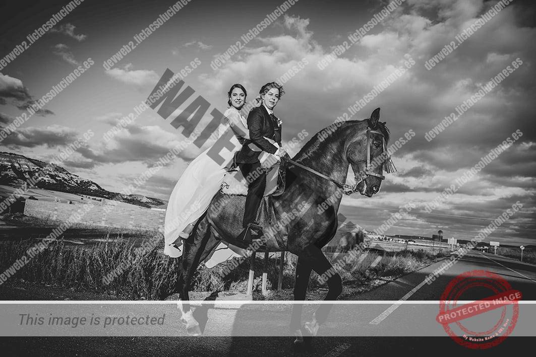 LGTBI. Imagen en Blanco y negro. A caballo. Reportaje de Boda