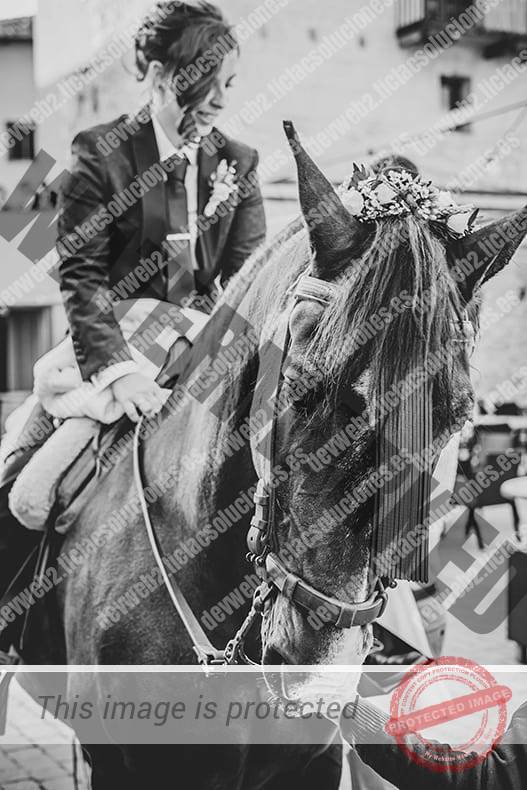 Excelente fotografía en Blanco y negro de la novia a caballo